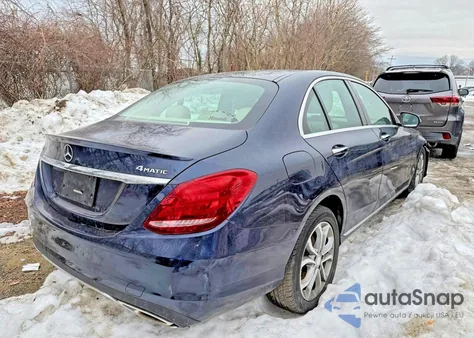 2017 Mercedes-Benz C 300 4Matic z USA, uszkodzony, nr VIN 55SWF4KBXHU206954